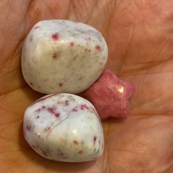 2 Cinnabar tumbles & 1 small Rhodonite star - Picture 3 of 16